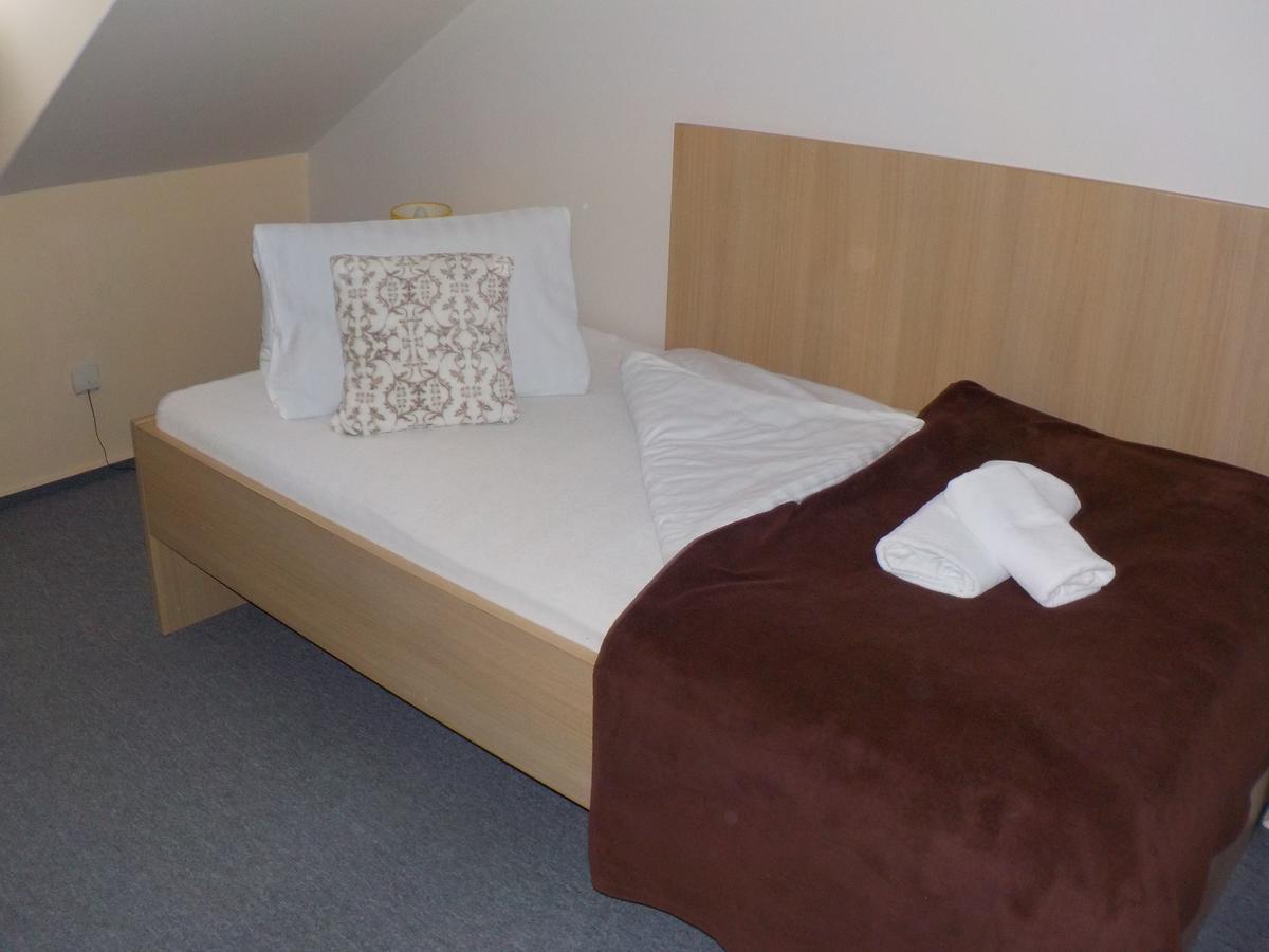 Hotel Krivan Kysucke Nove Mesto Oda fotoğraf